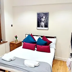 White's Row Resident Homestay
