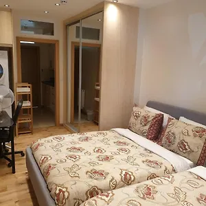 Luxury 1min Walk From Underground, With Free Parking Free Wifi Apartment