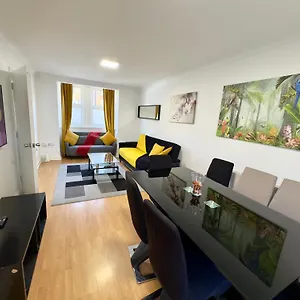 3 Bedrooms 3 Bathrooms Spacious House, Reception, Kitchen, Garden, Parking Apartment